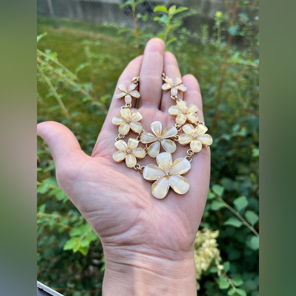 New in box Handmade Floral Necklace in Gold and Cream - Picture 11 of 11